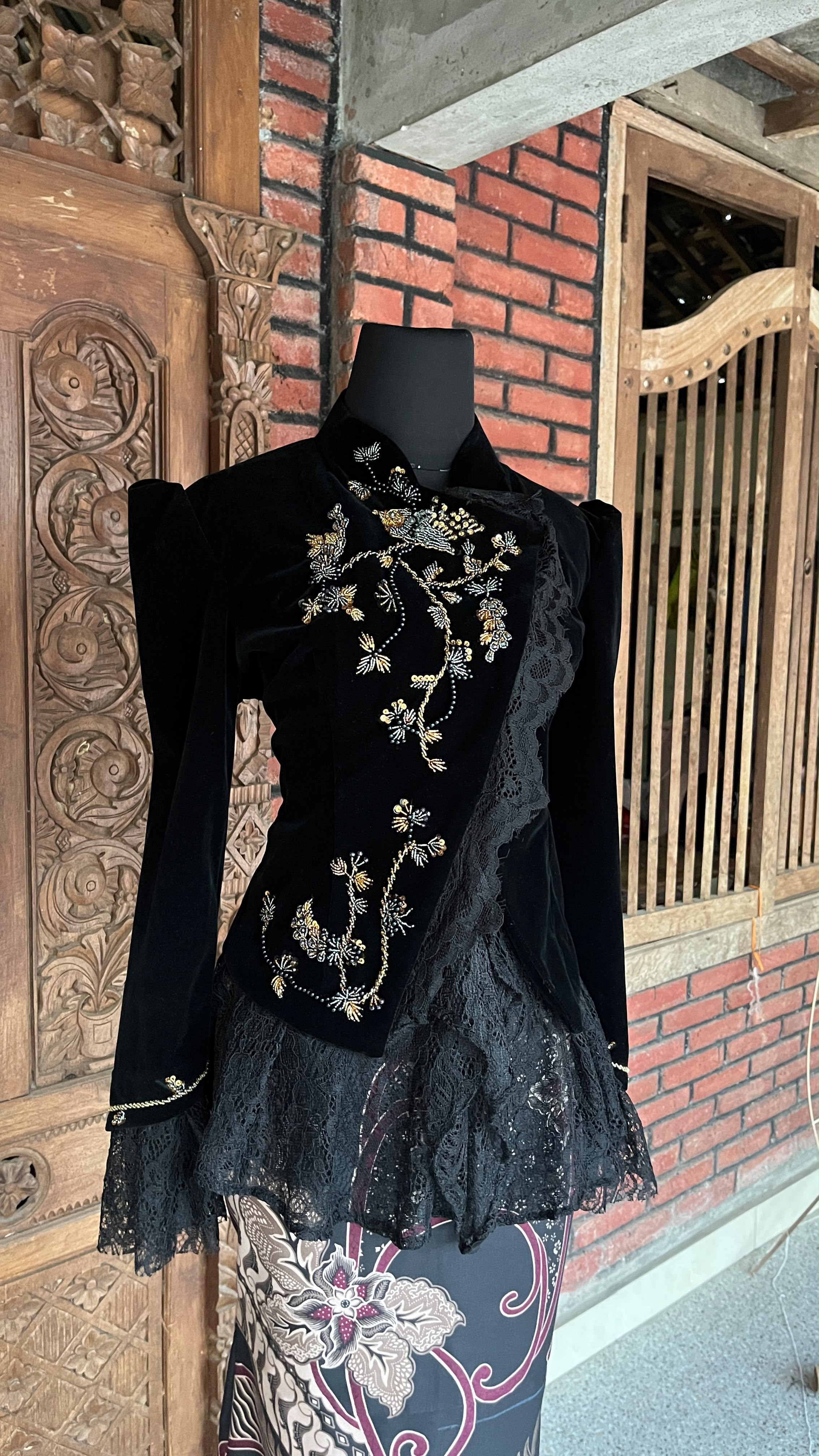 Kebaya hitam bludru janggan ld 100
