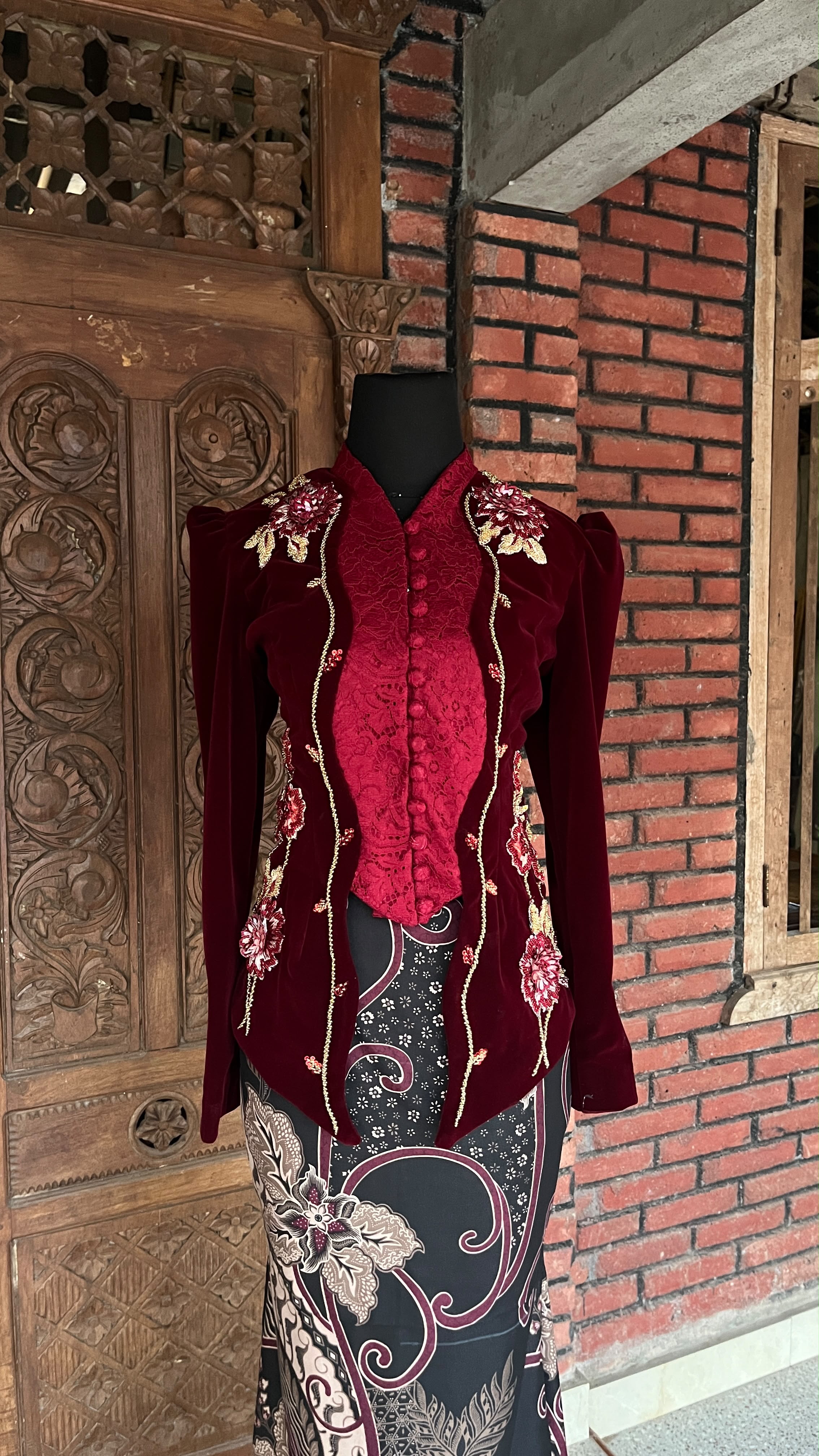 Kebaya maroon bludru ld 96